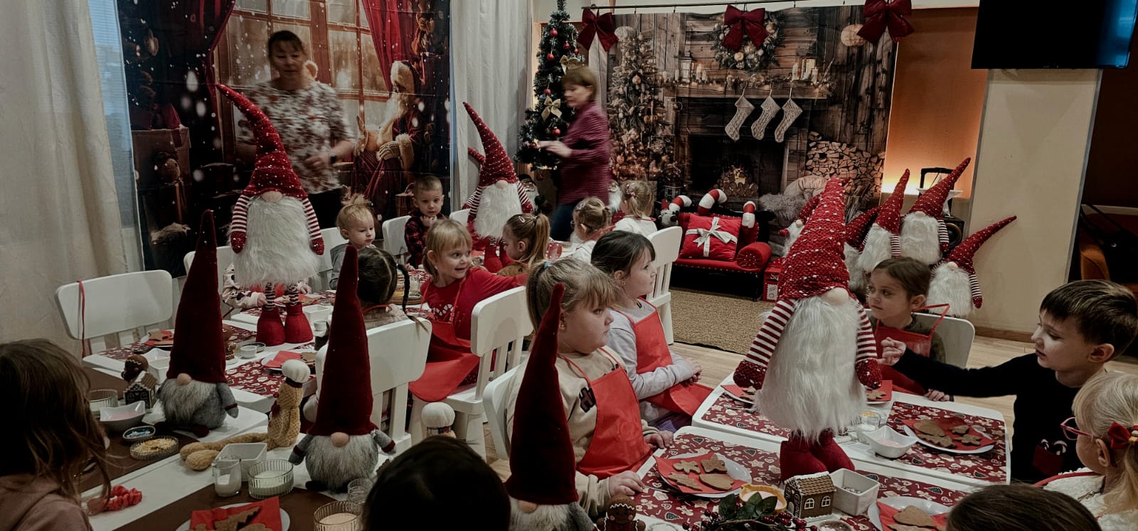 Dzieci z przedszkola podczas warsztatów, zajęte ozdabianiem pierników